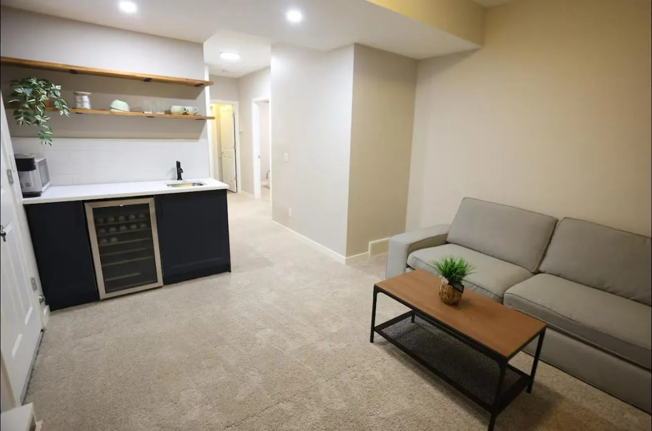 Cozy 2Br Private Basement Suite, Free Parking, Wifi, 1 Hr To Banff, 20 Min To City 卡加利