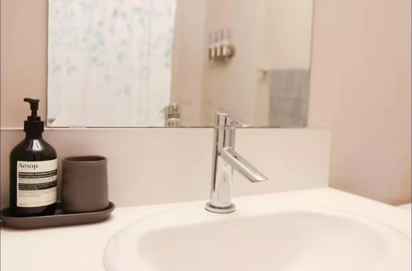 Guest house Cozy 2Br Private Basement Suite, Free Parking, Wifi, 1 Hr To Banff, 20 Min To City Calgary